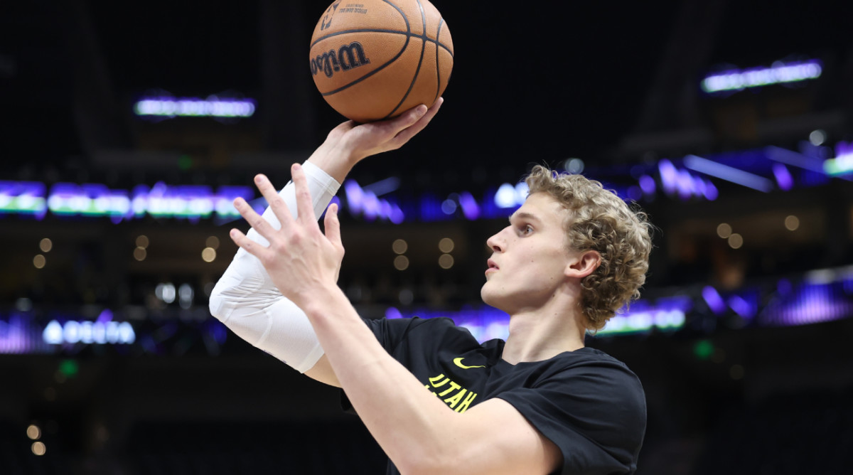Jazz forward Lauri Markkanen warms up before a game.